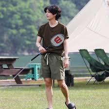 Celana pendek gaya taehyung yang selalu di pakek dia sehari" jika lagi cuti